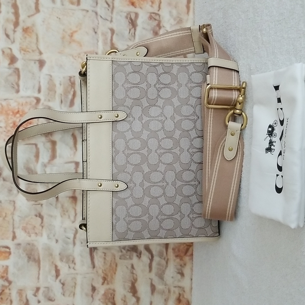 New Coach Field  Signature Coated Canvas Tote